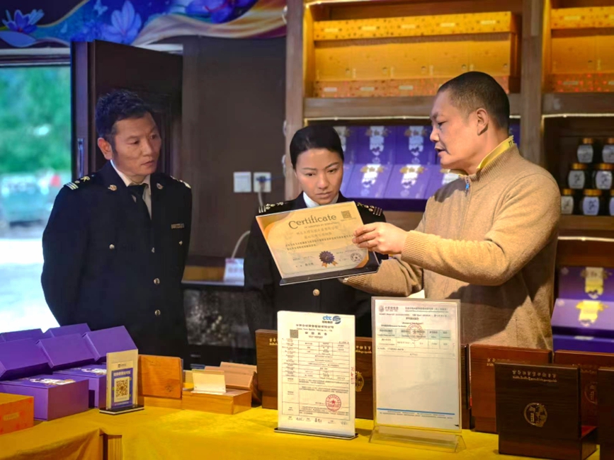 拉薩海關所屬林芝海關關員在藏紅花出口種植基地調研。拉薩海關供圖