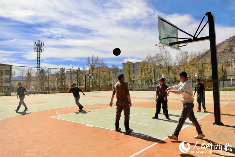 圖為周邊居民在公園內(nèi)打球。人民網(wǎng)記者 次仁羅布攝