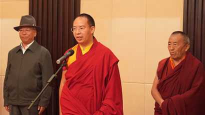 3圖-十一世班禪在儀式上講話.jpg