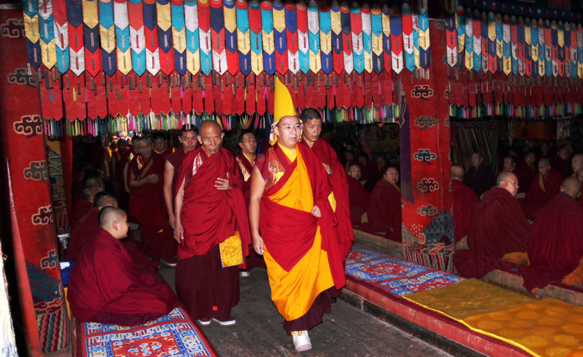 班禪大師步入塔爾寺大經(jīng)堂。攝影：袁星宇.jpg