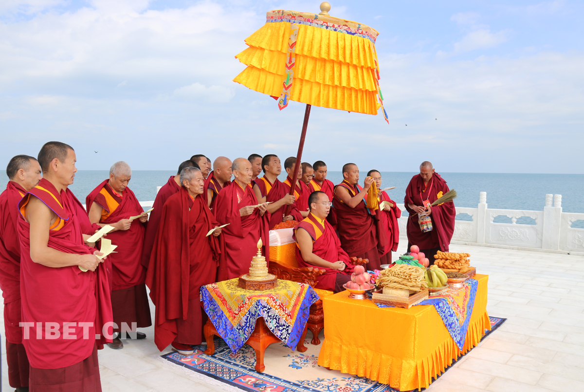 班禪大師在青海湖邊的祭湖臺(tái)前誦經(jīng)祈禱。攝影： 噶哇扎西.jpg