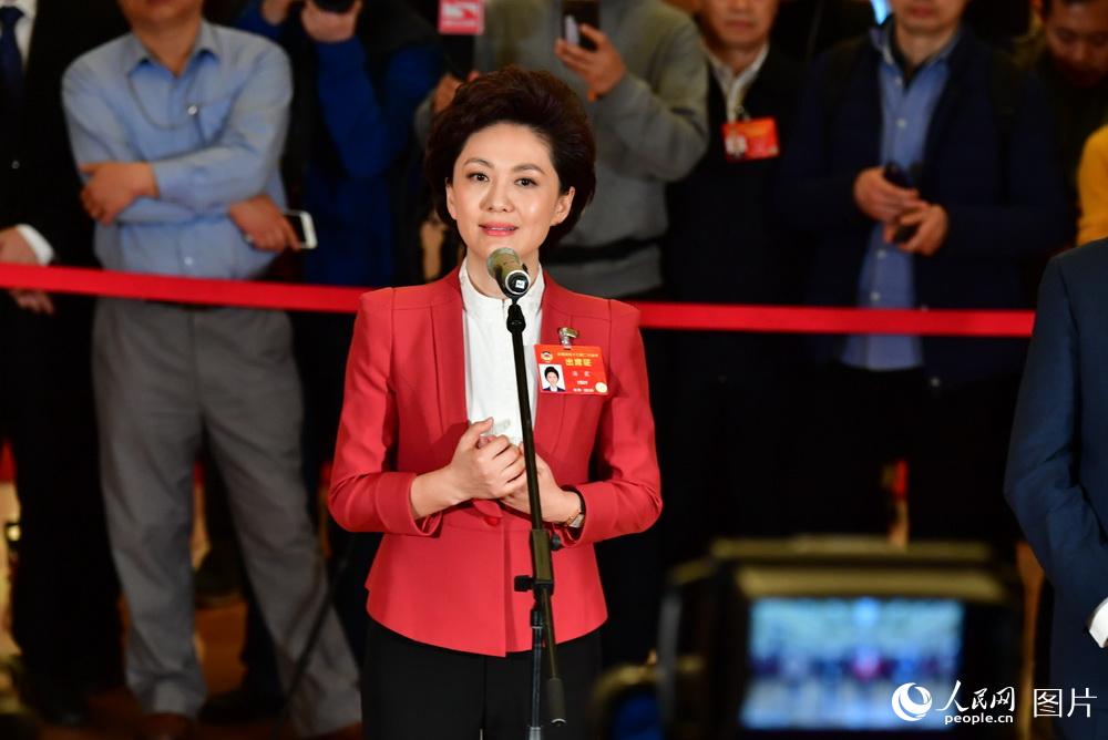 全國(guó)政協(xié)委員、中央廣播電視總臺(tái)央視新聞主播海霞接受記者采訪。