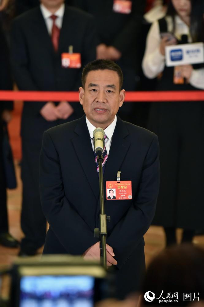全國(guó)人大代表、河南遠(yuǎn)東生物工程公司技術(shù)部部長(zhǎng)黨永富回答記者提問(wèn)。