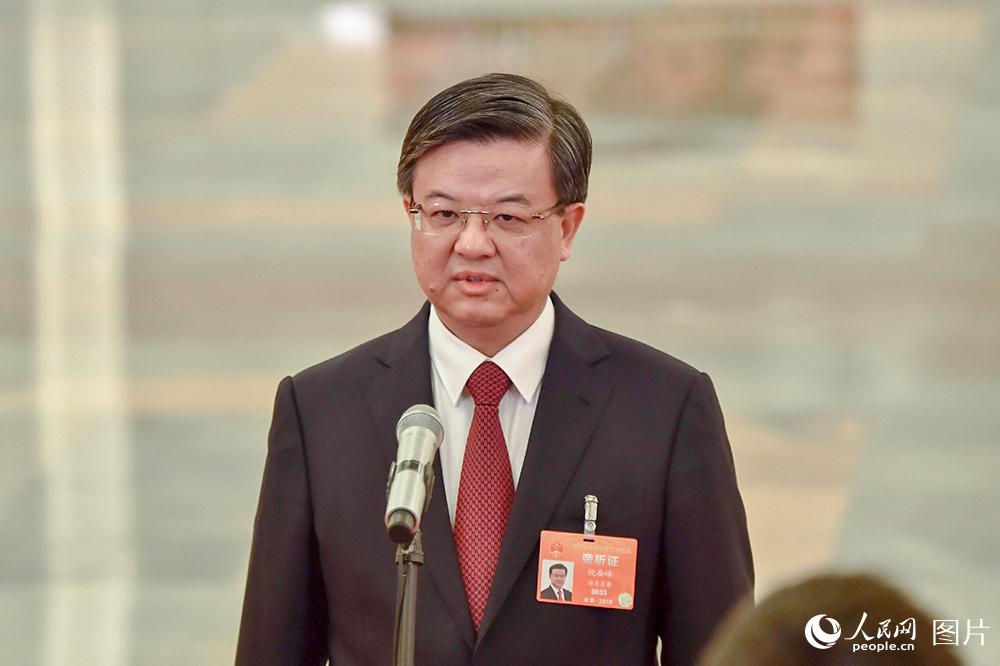 海關(guān)總署署長倪岳峰回答記者提問。