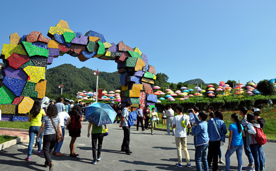 湄潭縣茶旅一體助農(nóng)增收。圖為湄潭“七彩部落”景區(qū) 瞿欣含攝_副本.jpg