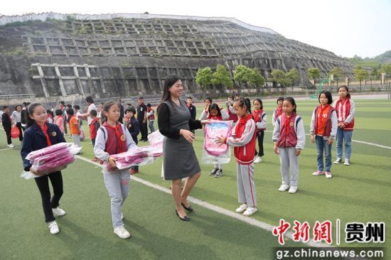 修文縣組織搬遷戶子女開展戶外拓展活動，捐贈愛心物資。