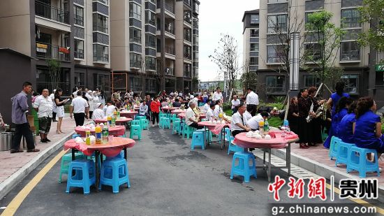烏當區(qū)“感黨恩聽黨話跟黨走”暨易地扶貧搬遷“共筑行動”啟動儀式長桌宴布置現(xiàn)場。