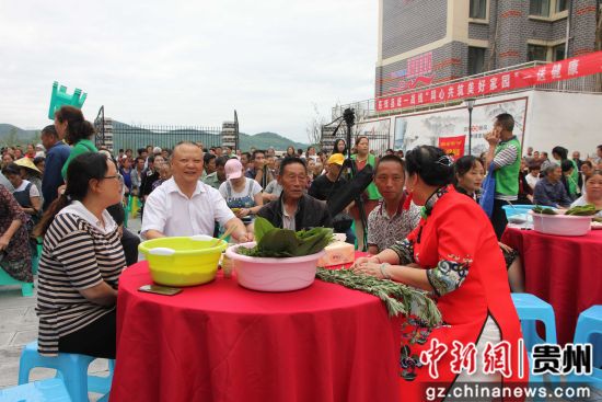 息烽縣領導群眾共度2019年端午節(jié)。