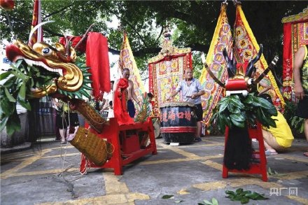 場(chǎng)面震撼！中國龍舟之鄉(xiāng)順德舉行起龍儀式