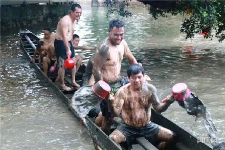 場(chǎng)面震撼！中國(guó)龍舟之鄉(xiāng)順德舉行起龍儀式