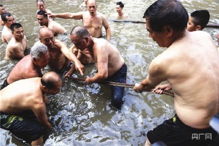 場(chǎng)面震撼！中國(guó)龍舟之鄉(xiāng)順德舉行起龍儀式