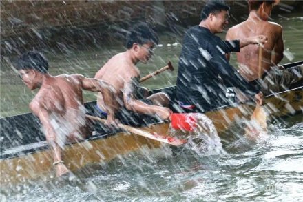 場(chǎng)面震撼！中國(guó)龍舟之鄉(xiāng)順德舉行起龍儀式