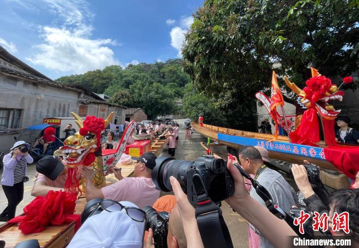 圖為5月29日，長樂江田鎮(zhèn)村民為即將入水的新龍舟安裝龍頭?！埍?攝