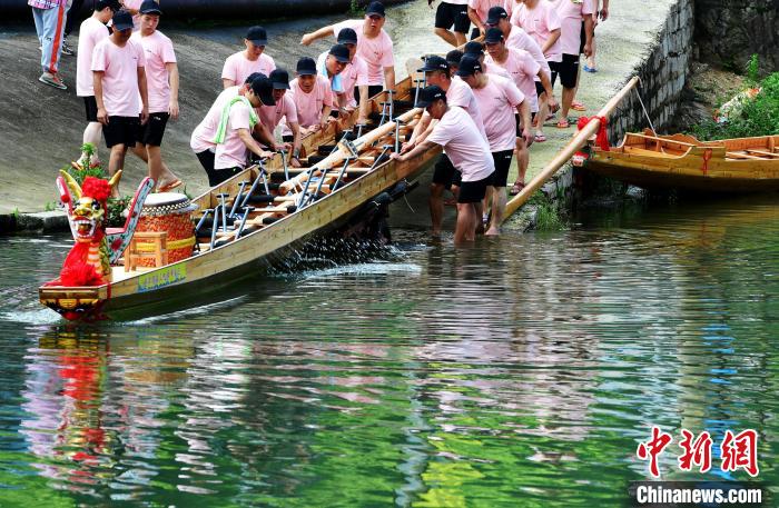 圖為5月29日，長樂江田鎮(zhèn)村民們齊力推新龍舟下水?！埍?攝