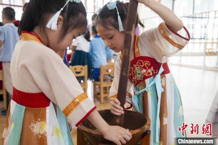 圖為小朋友們參加“將樂擂茶”制作。　董觀生 攝