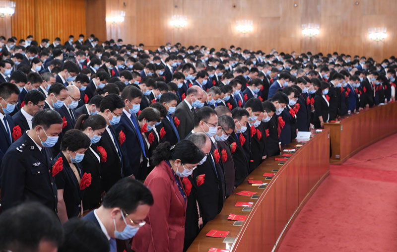 2020年9月8日上午，全國抗擊新冠肺炎疫情表彰大會在北京人民大會堂隆重舉行。這是全場肅立，向新冠肺炎疫情犧牲烈士和逝世同胞默哀。