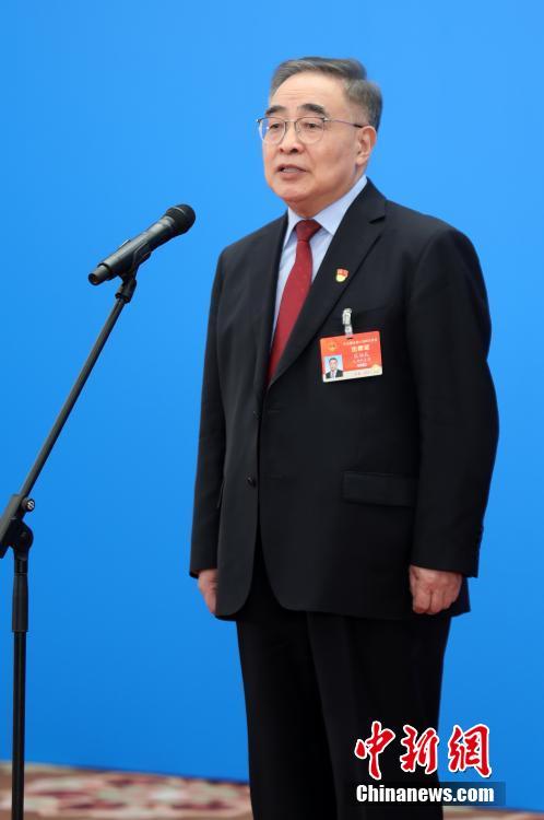 3月8日，第十三屆全國(guó)人民代表大會(huì)第四次會(huì)議舉行第二場(chǎng)“代表通道”采訪活動(dòng)。圖為全國(guó)人大代表張伯禮通過(guò)網(wǎng)絡(luò)視頻方式接受采訪。 <a target='_blank' ><p  align=