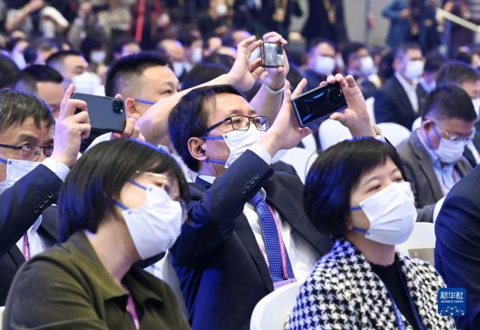 11月9日，參會者在開幕式現(xiàn)場拍照。當(dāng)日，2022年世界互聯(lián)網(wǎng)大會烏鎮(zhèn)峰會在浙江烏鎮(zhèn)開幕。新華社記者 李賀 攝