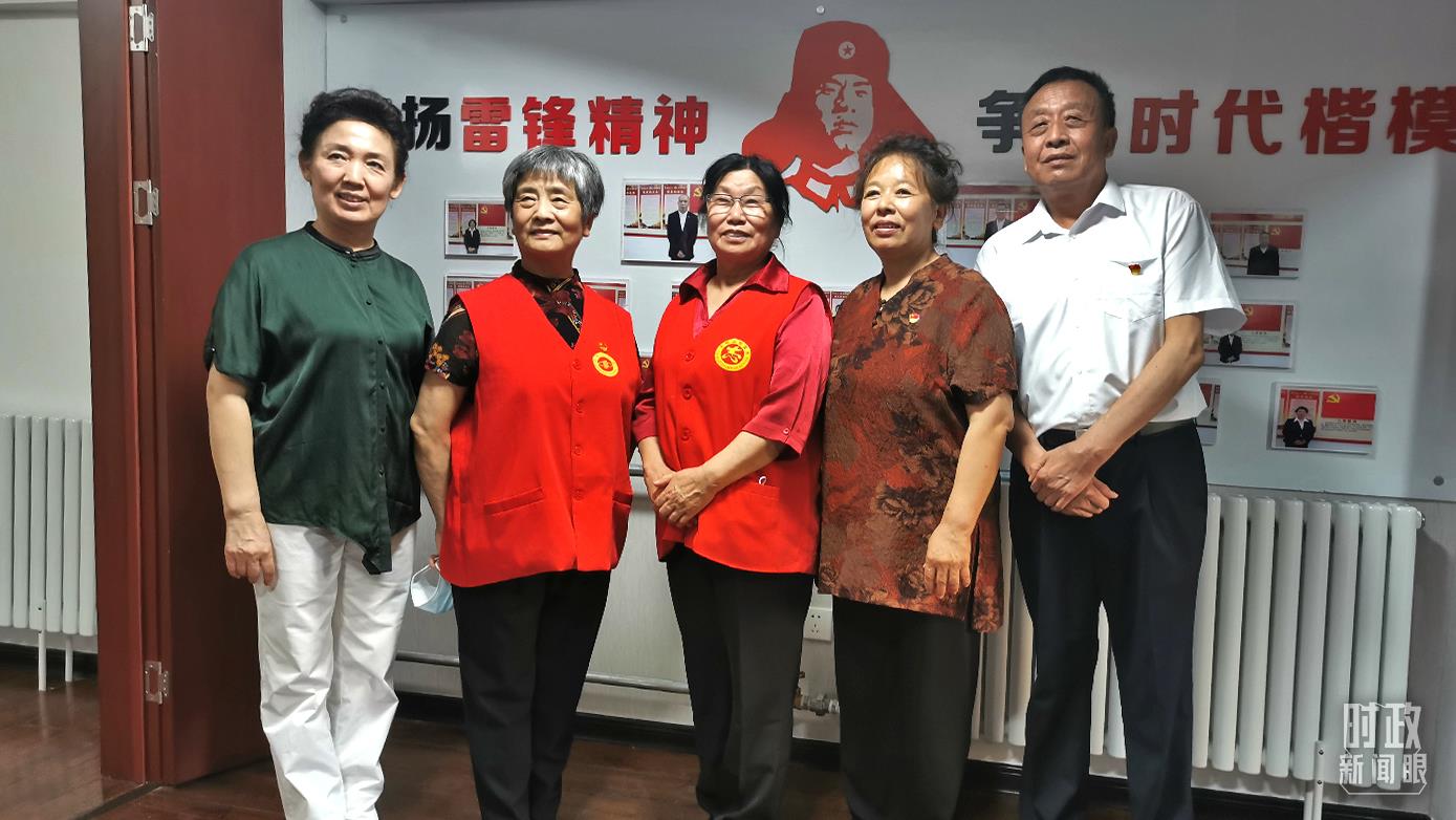 2021年8月，習(xí)近平到承德濱河社區(qū)居家養(yǎng)老服務(wù)中心調(diào)研。這是服務(wù)中心的志愿者代表。（總臺央視記者覃思拍攝）