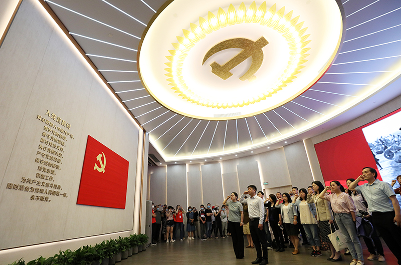 2021年6月3日，黨員在上海中共一大紀(jì)念館重溫入黨誓詞。