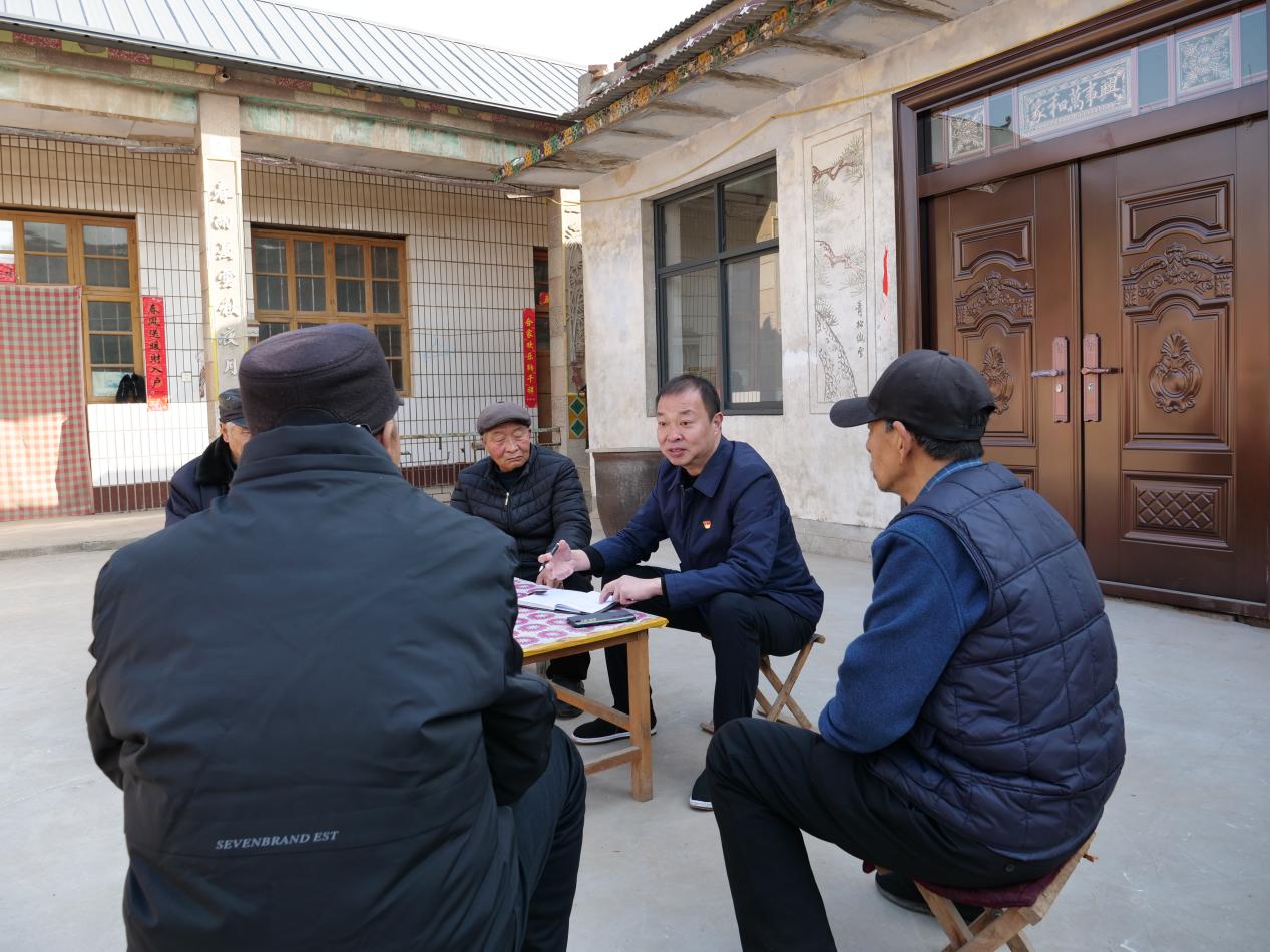 2023年全國(guó)兩會(huì)前夕，全國(guó)人大代表、廣平縣后南陽(yáng)堡村黨支部書(shū)記王建廣和村民座談。（受訪者供圖）