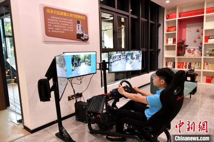 圖為福州中天社區(qū)工作人員正在利用5G技術(shù)，遠(yuǎn)程操控機器人巡視社區(qū)?！蚊?攝