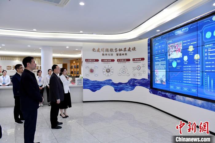 圖為與會來賓參觀福州中天社區(qū)?！蚊?攝