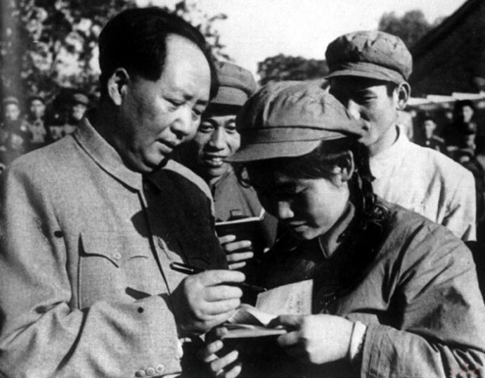 1952年，毛澤東為志愿軍歸國代表團(tuán)文藝戰(zhàn)士代表謝秀民簽名留念。
