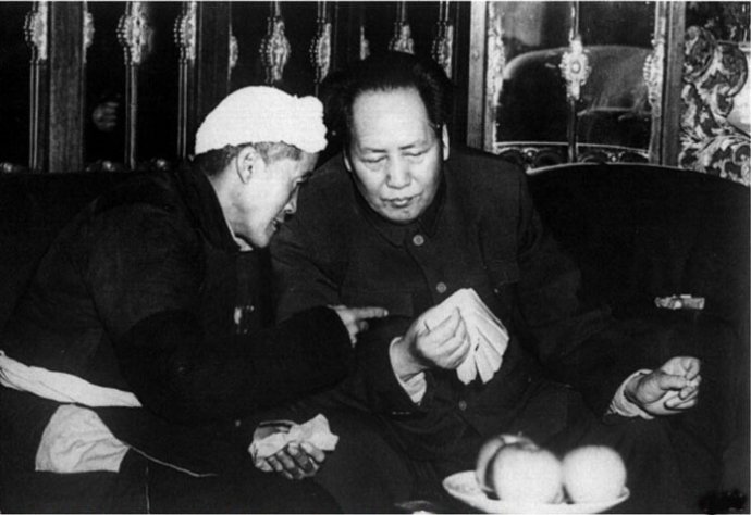 1952年，毛澤東與陜甘寧邊區(qū)勞動(dòng)模范楊步浩親切交談。