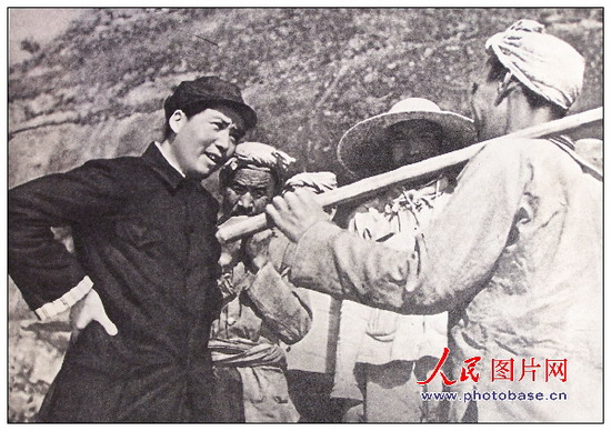1939年，毛澤東同志在延安和楊家?guī)X農(nóng)民親切談話。