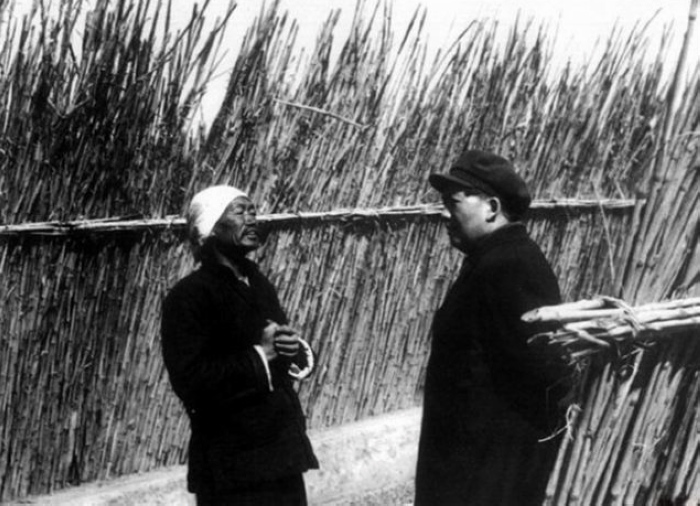 1952年，毛主席在北京近郊訪問農(nóng)民。