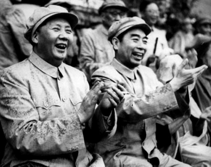 1952年，毛主席在北京與周總理冒雨觀看解放軍體育比賽。