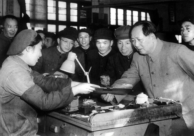 1956年，毛澤東視察南京無線電廠。