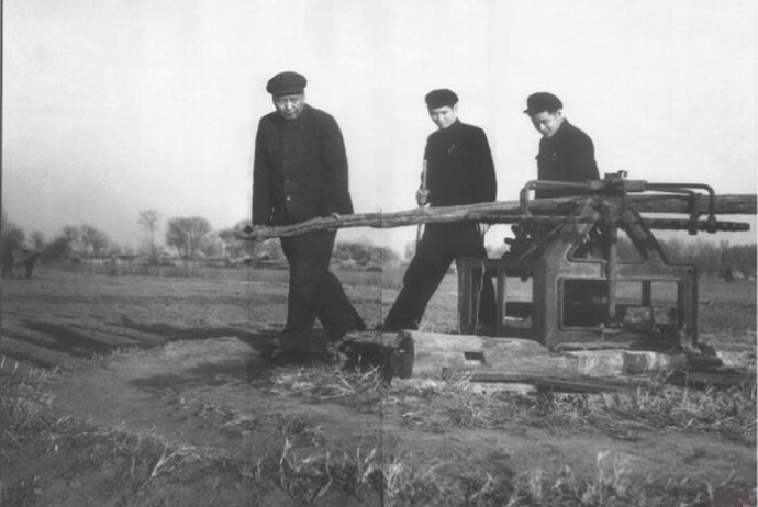 1954年，毛澤東在順義縣農(nóng)村視察。