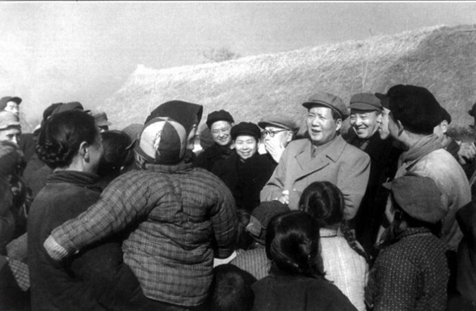 1955年，毛澤東在南京郊區(qū)饒辰鄉(xiāng)十月農(nóng)業(yè)合作社和群眾交談。