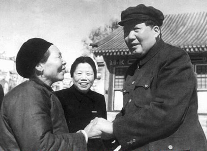 1954年，毛澤東接見抗美援朝英雄黃繼光的母親鄧芳芝。