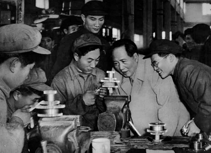 1956年，毛主席在天津視察工廠。