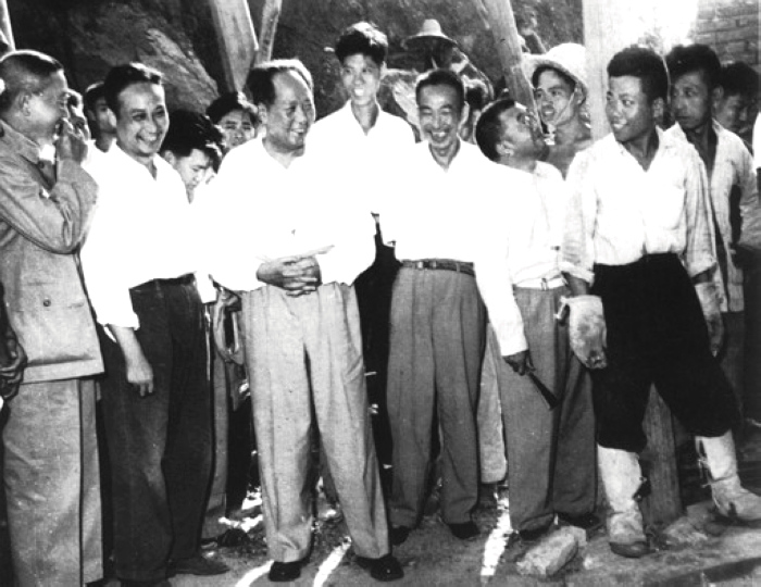 1958年，毛主席在湖北視察武昌第一紗廠(現(xiàn)武漢國棉六廠)。