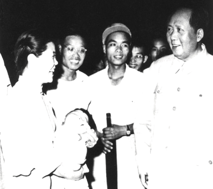 1957年，毛主席在湖北武漢長江大橋上與群眾交談。