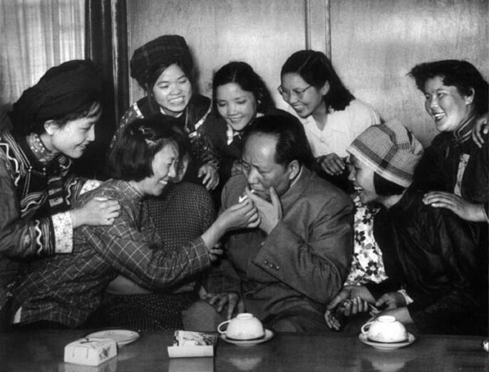 1957年，毛澤東和中國新民主主義青年團(tuán)第三次全國代表大會(huì)的“三大”代表在一起。攝影：洪克