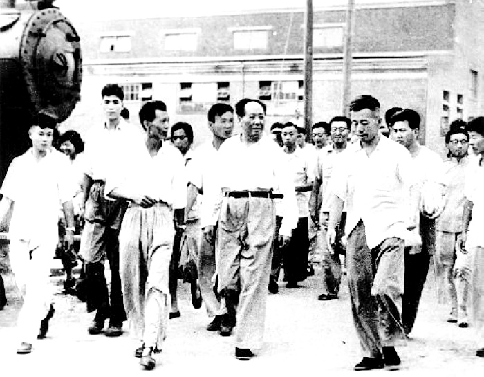 1958年，毛主席在湖北視察武漢重型機(jī)床廠。