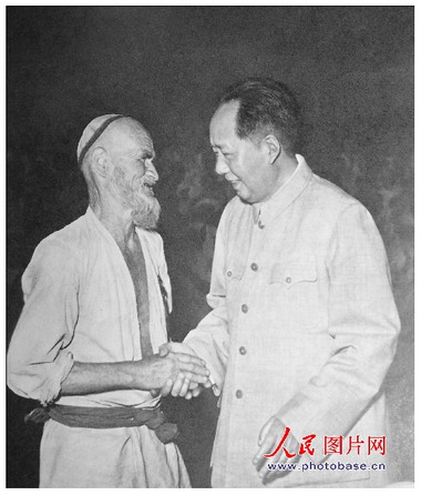 1958年，毛澤東和維吾爾族老人庫爾班·吐魯木親切握手。