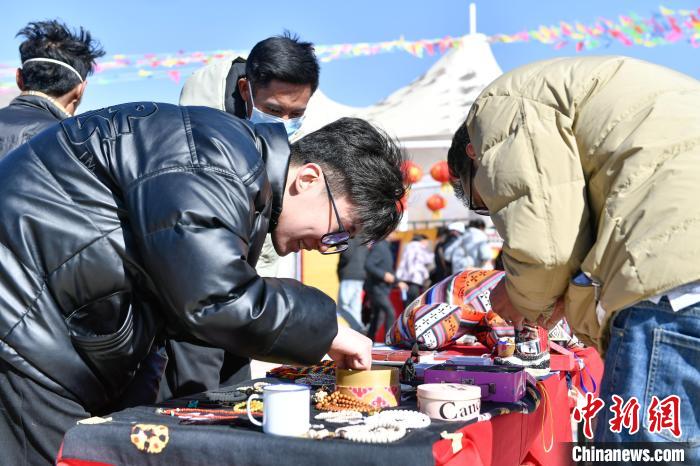 圖為展銷(xiāo)會(huì)現(xiàn)場(chǎng)?！∝暩聛?lái)松 攝