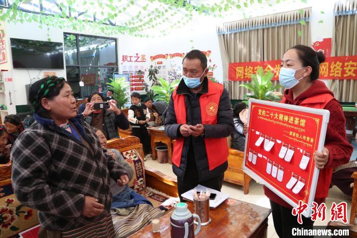 圖為瓊結(jié)縣村民參與問答?！愔闈扇?攝